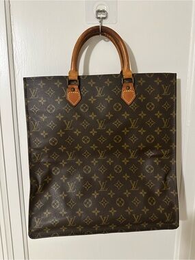 Louis Vuitton Monogram Sac Plat in great condition with Certificate of Authen